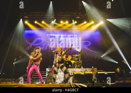 15. Oktober 2016 - Michael Starr, Schulranzen, Lexxi Foxx und Stix Zadinia der amerikanischen Glam-Rock-Band, Steel Panther, führt in der Wembley Arena, London, 2016 © Myles Wright/ZUMA Draht/Alamy Live News Stockfoto