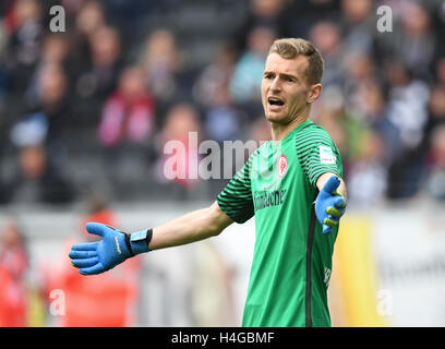 Frankfurts Torhüter Lukas Hradecky in Aktion während des Spiels zwischen Eintracht Frankfurt und Bayern München am siebten Spieltag der deutschen Bundesliga in der Commerzbank-Arena in Frankfurt am Main, Deutschland, 15. Oktober 2016. Foto: ARNE DEDERT/dpa Stockfoto