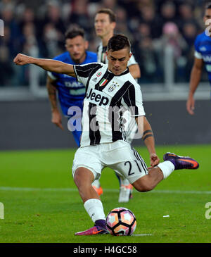 Juventus Stadium, Turin, Italien. 15. Oktober 2016. Serie A Fußball. Juventus Turin vs. Udinese. Paulo Dybala erzielt das zweite Tor für Juventus Turin aus dem Elfmeter © Action Plus Sport/Alamy Live News Stockfoto