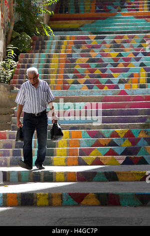 Beirut, Libanon. 16. Oktober 2016. Ein Fußgänger geht hinunter gemalten farbigen Schritte, die Aufhellung der christlichen armenischen Stadtteil Mar Mikhael in Beirut Gemmayzeh aus dem Chaos Krieg und Bürgerkrieg, die der libanesischen Hauptstadt Credit: Amer ghazzal/Alamy Leben Nachrichten betroffen Stockfoto