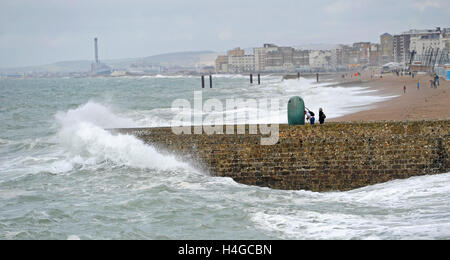 Brighton, Sussex UK "Wellenlinien" 16. Oktober 2016 - Absturz auf Brighton Beach als windigem Wetter entlang der Süd fegt, Küste von Großbritannien heute Credit: Simon Dack/Alamy Live News Stockfoto