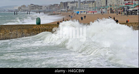 Brighton, Sussex UK "Wellenlinien" 16. Oktober 2016 - Absturz auf Brighton Beach als windigem Wetter entlang der Süd fegt, Küste von Großbritannien heute Credit: Simon Dack/Alamy Live News Stockfoto