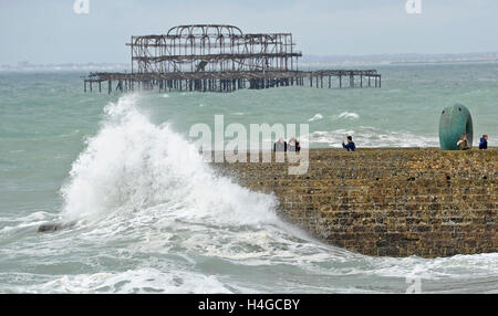 Brighton, Sussex UK "Wellenlinien" 16. Oktober 2016 - Absturz auf Brighton Beach als windigem Wetter entlang der Süd fegt, Küste von Großbritannien heute Credit: Simon Dack/Alamy Live News Stockfoto