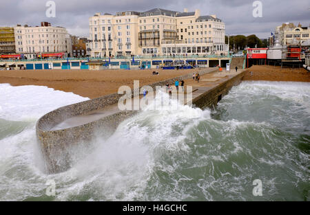 Brighton, Sussex UK "Wellenlinien" 16. Oktober 2016 - Absturz auf Brighton Beach als windigem Wetter entlang der Süd fegt, Küste von Großbritannien heute Credit: Simon Dack/Alamy Live News Stockfoto