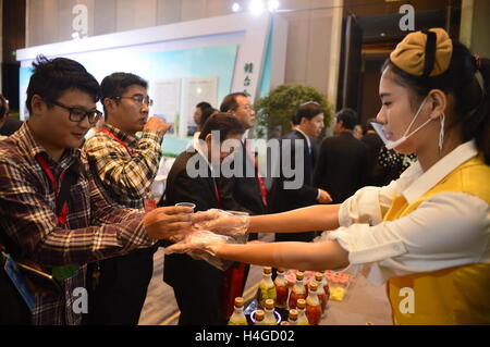 Der chinesischen Nanchang, Jiangxi Provinz. 16. Oktober 2016. Besucher versuchen Getränk aus Taiwan während einer Jiangxi Taiwan wirtschaftliche und kulturelle Zusammenarbeit-Konferenz in Nanchang, Hauptstadt der Osten Chinas Jiangxi Provinz, 16. Oktober 2016. Die Konferenz begann hier Sonntag mit rund 900 Teilnehmern. © Zhou Mi/Xinhua/Alamy Live-Nachrichten Stockfoto