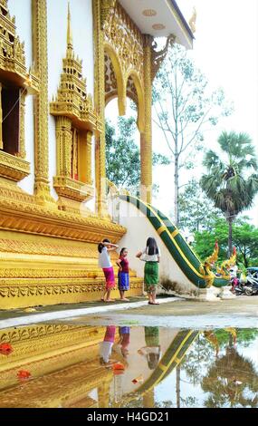 Vientiane, Laos. 16. Oktober 2016. Einheimischen stehen während des Festivals Wan Ok Phansa, neben Nongta Tempel in Vientiane Hauptstadt von Laos, am 16. Oktober 2016. WAN Ok Phansa ist der letzte Tag der Begehung des Vassa. Es tritt im Oktober drei Mondmonate nach Wan Kao Pansa. © Liu Ailun/Xinhua/Alamy Live-Nachrichten Stockfoto