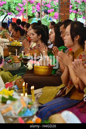 Vientiane, Laos. 16. Oktober 2016. Menschen beten während des Festivals Wan Ok Phansa im Nongta Tempel in Vientiane Hauptstadt von Laos, am 16. Oktober 2016. WAN Ok Phansa ist der letzte Tag der Begehung des Vassa. Es tritt im Oktober drei Mondmonate nach Wan Kao Pansa. © Liu Ailun/Xinhua/Alamy Live-Nachrichten Stockfoto