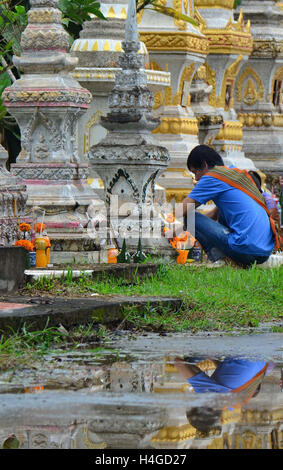 Vientiane, Laos. 16. Oktober 2016. Ein Mann betet während des Festivals Wan Ok Phansa im Nongta Tempel in Vientiane Hauptstadt von Laos, am 16. Oktober 2016. WAN Ok Phansa ist der letzte Tag der Begehung des Vassa. Es tritt im Oktober drei Mondmonate nach Wan Kao Pansa. © Liu Ailun/Xinhua/Alamy Live-Nachrichten Stockfoto