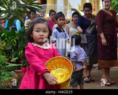 Vientiane, Laos. 16. Oktober 2016. Ein kleines Mädchen wartet auf ihre Eltern während des Wan Ok Phansa-Festivals im Nongta Tempel in Vientiane, Hauptstadt von Laos, am 16. Oktober 2016. WAN Ok Phansa ist der letzte Tag der Begehung des Vassa. Es tritt im Oktober drei Mondmonate nach Wan Kao Pansa. © Liu Ailun/Xinhua/Alamy Live-Nachrichten Stockfoto