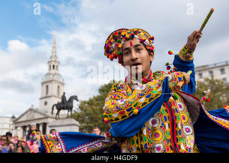 London, UK.  16. Oktober 2016.  Garba Tänzer bei der jährlichen Diwali Festival findet auf dem Trafalgar Square. Bildnachweis: Stephen Chung / Alamy Live News Stockfoto