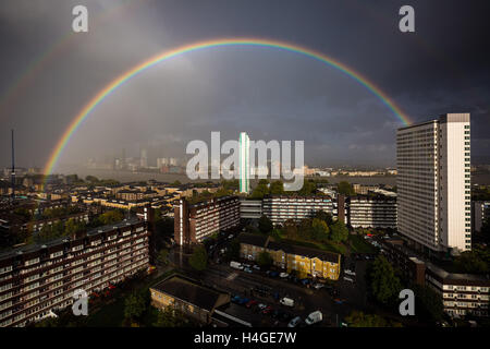 London, UK. 16. Oktober 2016. UK-Wetter: Massive bunten Regenbogen bricht während eines Nachmittags Gewitter über eine Süd-Ost-London Wohnsiedlung und River Thames Credit: Guy Corbishley/Alamy Live News Stockfoto