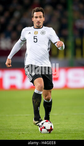 Hamburg, Deutschland. 8. Oktober 2016. Deutschlands Mats Hummels während der WM-Quali match zwischen Deutschland und der Tschechischen Republik in Hamburg, Deutschland, 8. Oktober 2016. Foto: THOMAS EISENHUTH/Dpa - NO-Draht-SERVICE - (Achtung Redaktionen: für FASCIMILE Rundfunk nur nach vorheriger Absprache) © Dpa/Alamy Live-Nachrichten Stockfoto