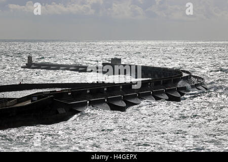 Brighton, Sussex, UK. 16. Oktober 2016. Starke Winde in den Ärmelkanal, die raue See um die Marina Wand an Brighton, Sussex verursacht. Bildnachweis: Julia Gavin UK/Alamy Live-Nachrichten Stockfoto