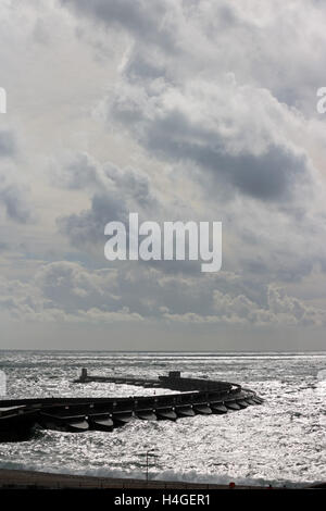 Brighton, Sussex, UK. 16. Oktober 2016. Starke Winde in den Ärmelkanal, die raue See um die Marina Wand an Brighton, Sussex verursacht. Bildnachweis: Julia Gavin UK/Alamy Live-Nachrichten Stockfoto