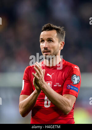 Hamburg, Deutschland. 8. Oktober 2016. Tschechische Tomas Sivok während der WM-Quali match zwischen Deutschland und der Tschechischen Republik in Hamburg, Deutschland, 8. Oktober 2016. Foto: THOMAS EISENHUTH/Dpa - NO-Draht-SERVICE - (Achtung Redaktionen: für FASCIMILE Rundfunk nur nach vorheriger Absprache) © Dpa/Alamy Live-Nachrichten Stockfoto