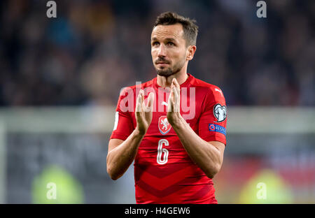 Hamburg, Deutschland. 8. Oktober 2016. Tschechische Tomas Sivok WM-Quali match zwischen Deutschland und der Tschechischen Republik in Hamburg, Deutschland, 8. Oktober 2016. Foto: THOMAS EISENHUTH/Dpa - NO-Draht-SERVICE - (Achtung Redaktionen: für FASCIMILE Rundfunk nur nach vorheriger Absprache) © Dpa/Alamy Live-Nachrichten Stockfoto