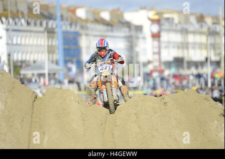 Weymouth, Dorset, UK.  16. Oktober 2016. Konkurrenten auf ihren Bikes testen selbst auf der anspruchsvollen Strecke von Weymouth Lions Strand Motocross.  Foto von Graham Hunt/Alamy Live-Nachrichten Stockfoto