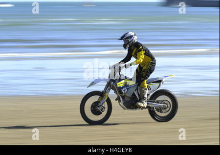 Weymouth, Dorset, UK.  16. Oktober 2016. Konkurrenten auf ihren Bikes testen selbst auf der anspruchsvollen Strecke von Weymouth Lions Strand Motocross.  Foto von Graham Hunt/Alamy Live-Nachrichten Stockfoto