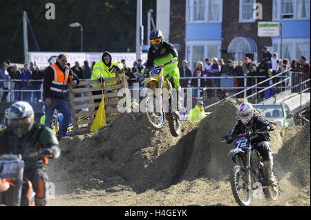 Weymouth, Dorset, UK.  16. Oktober 2016. Konkurrenten auf ihren Bikes testen selbst auf der anspruchsvollen Strecke von Weymouth Lions Strand Motocross.  Foto von Graham Hunt/Alamy Live-Nachrichten Stockfoto