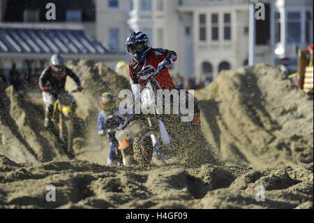 Weymouth, Dorset, UK.  16. Oktober 2016. Konkurrenten auf ihren Bikes testen selbst auf der anspruchsvollen Strecke von Weymouth Lions Strand Motocross.  Foto von Graham Hunt/Alamy Live-Nachrichten Stockfoto