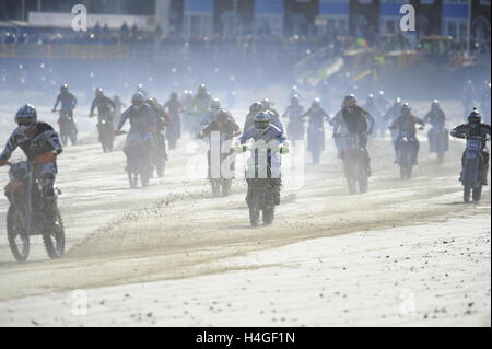 Weymouth, Dorset, UK.  16. Oktober 2016. Konkurrenten auf ihren Bikes testen selbst auf der anspruchsvollen Strecke von Weymouth Lions Strand Motocross.  Foto von Graham Hunt/Alamy Live-Nachrichten Stockfoto