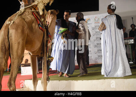 Tindouf, Algerien. 16. Oktober 2016. Gala Ende des Fisahara Film Festival in Dajla Flüchtlingslager in Tindouf, Algerien auf Samstag, 15. Oktober 2016. Bildnachweis: Gtres Información Más lokalen auf line,S.L./Alamy Live News Stockfoto