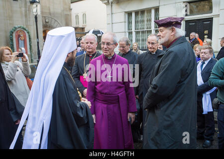 Kensington, London, UK. 16. Okt, 2016.The Weihe der Kathedrale der Dormitio und Allerheiligen. Göttliche Liturgie. Heiligung der Glocken und Fresken an der Außenwand der Kirche. Dies ist Bestandteil der pastoralen Besuch seiner Heiligkeit Patriarch Kirill von Moskau und ganz Russland der United Kingdom.Pic zeigt der Erzbischof von Canterbury und des Bischofs von London sprechen außerhalb der Kathedrale-Kredit: PAUL GROVER/Alamy Live News Stockfoto