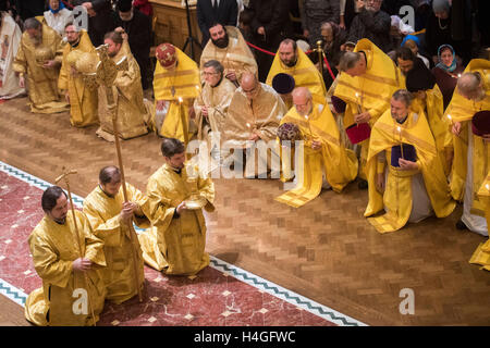 Kensington, London, UK. 16. Okt, 2016.The Weihe der Kathedrale der Dormitio und Allerheiligen. Göttliche Liturgie. Heiligung der Glocken und Fresken an der Außenwand der Kirche. Dies ist Teil der Pastoralbesuch von seiner Heiligkeit Patriarch Kirill von Moskau und ganz Russland, das Vereinigte Königreich Credit: PAUL GROVER/Alamy Live News Stockfoto