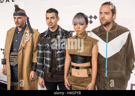 Cole Whittle, Joe Jonas, Jinjoo Lee und Jack Lawless von DNCE kommt auf dem roten Teppich bei den Gezeiten X: 1015-Benefiz-Konzert in Barclays Center im 15. Oktober 2016 in New York City, New York. Stockfoto