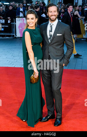 London, UK. 16. Oktober 2016. Elizabeth Chambers und Armie Hammer besuchen die Filmpremiere von Free Fire zeigt auf dem 60. London Film Festival. Bildnachweis: Raymond Tang/Alamy Live-Nachrichten Stockfoto