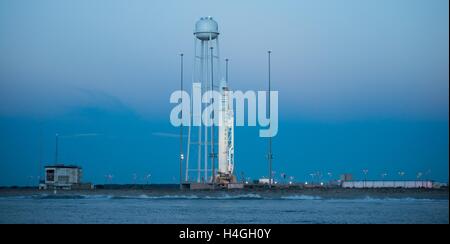 Wallops, Virginia, USA. 15. Oktober 2016. Die orbitale ATK Antares-Rakete mit dem Cygnus Raumschiff an Bord, ist bereit zur Startrampe-0A im frühen Morgengrauen am NASA Wallops Flight Facility 15. Oktober 2016 in Wallops, Virginia. Die Antares startet mit dem Cygnus Raumschiff gefüllt mit über 5.100 Pfund von Lieferungen für die internationale Raumstation. Bildnachweis: Planetpix/Alamy Live-Nachrichten Stockfoto