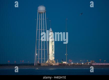 Wallops, Virginia, USA. 15. Oktober 2016. Die orbitale ATK Antares-Rakete mit dem Cygnus Raumschiff an Bord, ist bereit zur Startrampe-0A im frühen Morgengrauen am NASA Wallops Flight Facility 15. Oktober 2016 in Wallops, Virginia. Die Antares startet mit dem Cygnus Raumschiff gefüllt mit über 5.100 Pfund von Lieferungen für die internationale Raumstation. Bildnachweis: Planetpix/Alamy Live-Nachrichten Stockfoto