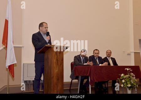 London, UK. 16. Oktober 2016. Eröffnung der Ausstellung von Oberst R. Kuklinski in Windsor Hall an die polnische Kirche der Heiligen Jungfrau Maria in Ealing, London. Kol. R. Kuklinski, den polnischen Helden Perioden des "Kalten Krieges" und "Martial Law" in Polen. Gastvater Waclaw Pokrzywicki bei der Eröffnung war ein besonderer Gast Staatssekretär im Amt des Präsidenten verantwortlich für Kontakte mit der Polonia und Polen im Ausland Adam Kwiatkowski mit dem polnischen Botschafter in London, Arkady Rzegocki. Bildnachweis: Marcin Libera/Alamy Live-Nachrichten Stockfoto