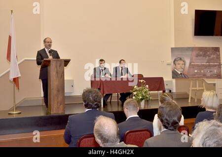 London, UK. 16. Oktober 2016. Eröffnung der Ausstellung von Oberst R. Kuklinski in Windsor Hall an die polnische Kirche der Heiligen Jungfrau Maria in Ealing, London. Kol. R. Kuklinski, den polnischen Helden Perioden des "Kalten Krieges" und "Martial Law" in Polen. Gastvater Waclaw Pokrzywicki bei der Eröffnung war ein besonderer Gast Staatssekretär im Amt des Präsidenten verantwortlich für Kontakte mit der Polonia und Polen im Ausland Adam Kwiatkowski mit dem polnischen Botschafter in London, Arkady Rzegocki. Bildnachweis: Marcin Libera/Alamy Live-Nachrichten Stockfoto