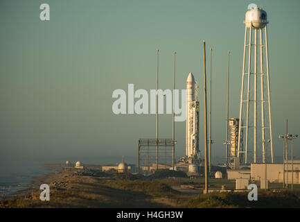 Wallops, Virginia, USA. 15. Oktober 2016. Die orbitale ATK Antares-Rakete mit dem Cygnus Raumschiff an Bord, ist bereit zur Startrampe-0A, bei Sonnenaufgang am NASA Wallops Flight Facility 16. Oktober 2016 in Wallops, Virginia. Die Antares startet mit dem Cygnus Raumschiff gefüllt mit über 5.100 Pfund von Lieferungen für die internationale Raumstation. Bildnachweis: Planetpix/Alamy Live-Nachrichten Stockfoto