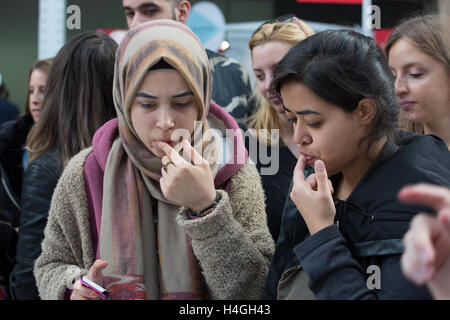 London, UK. 16. Oktober 2016. Junge Damen Geschmack Schokolade am dritten Tag der Schokolade Show in Olympia London, UK. Die Show ist das große Finale der Schokolade Woche. Bildnachweis: Laura De Meo/Alamy Live-Nachrichten Stockfoto