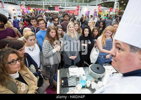 London, UK. 16. Oktober 2016. Chocolatier Leonidas mit seiner Demonstration der Schokolade Show beginnen. Die Show findet am Olympia London Credit: Laura De Meo/Alamy Live News Stockfoto