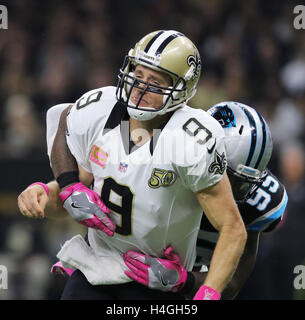 New Orleans, Louisiana, USA. 16. Oktober 2016. New Orleans Saints Quarterback DREW BREES von Carolina Panthers defensive Tackle KAWANN kurz in NFL Aktion an der Mercedes-Benz Superdome in Angriff genommen wird. Bildnachweis: Dan Anderson/ZUMA Draht/Alamy Live-Nachrichten Stockfoto