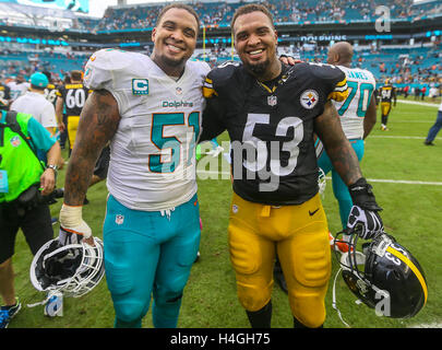 Miami Gardens, Florida, USA. 16. Oktober 2016. Miami Dolphins center Mike Pouncey (51), mit seinem Zwilling Bruder Pittsburgh Steelers Zentrum Maurkice Pouncey (53), nach die Delfinen die Steelers während ihre NFL-Spiel Samstag, 15. Oktober 2016 im Hard Rock Stadium in Miami Gardens besiegten. © Bill Ingram/der Palm Beach Post/ZUMA Draht/Alamy Live-Nachrichten Stockfoto