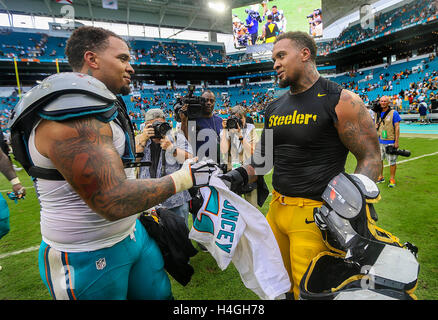 Miami Gardens, Florida, USA. 16. Oktober 2016. Miami Dolphins center Mike Pouncey (51), Austausch sein Trikot mit seinem Zwillingsbruder Pittsburgh Steelers center Maurkice Pouncey (53), nachdem die Delphine die Steelers während ihre NFL-Spiel Samstag, 15. Oktober 2016 im Hard Rock-Stadion besiegt in Miami Gardens. © Bill Ingram/der Palm Beach Post/ZUMA Draht/Alamy Live-Nachrichten Stockfoto