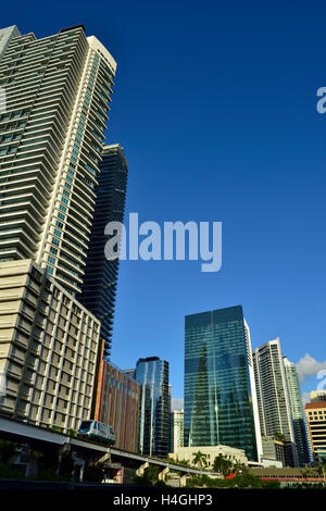 Conrad Miami, Brickell House und anderen hohen Gebäuden mit erhöhten Metromover Licht Schiene Beförderung im financial District von Miam Stockfoto