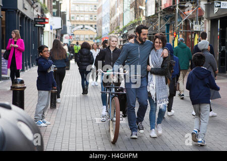 LONDON, UK - 30. August 2015: viele Leute gehen während der shopping-Bereich, öffentliche Verkehrsmittel, Busse und taxi Stockfoto