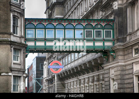 LONDON, Vereinigtes Königreich - 7. Oktober 2014: Legendäre Londoner U-Bahn u-Bahn-Schild am Charing Cross. Stockfoto