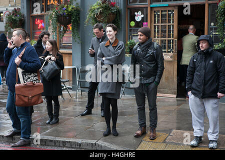 LONDON, UK - 7. Juli 2016: Menschen besuchen Sie Piccadilly Circus in London. London ist die bevölkerungsreichste Stadt in Großbritannien mit 13 Millionen Stockfoto