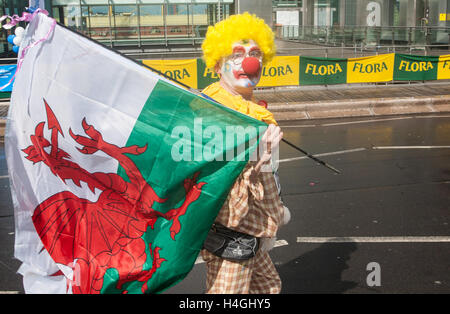 Clown, Kostüm, Läufer, mit, Wales, Welsh Flag, London Marathon, Kostüm, Kostüme, Läufer teilnehmen, die im legendären London Marathon, London, England, Großbritannien Stockfoto