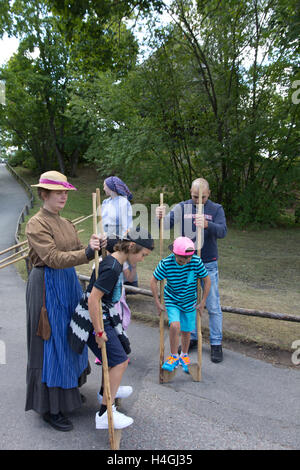 In Skansen, das älteste Freilichtmuseum der Welt, Kleid Dolmetscher im Zeitraum Hilfe malen ein Bild vom traditionellen Leben in Schweden Stockfoto