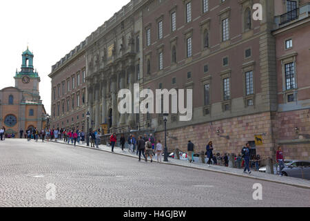 Einer der weltweit größten Königspaläste, Schwedens königliche Palast sitzt majestätisch auf einem Hügel am oberen Ende der Altstadt Gamla Stan Stockfoto