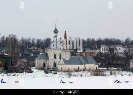 Winterlandschaft der Stadt Susdal während der Schlittenhunde Rennen "Suzdal Field" in der Stadt Susdal, Vladimir Region, Russland Stockfoto