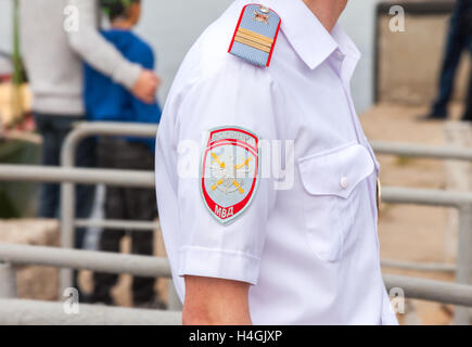 Chevron auf den Ärmel Uniformen des russischen Polizisten. Russische Polizei auf transport Stockfoto