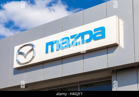 Mazda-Logo an der Fassade des offiziellen Händler Büro Stockfoto